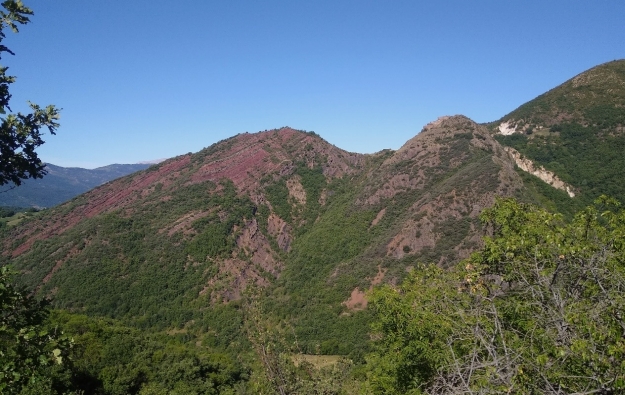 Roter Buntsandstein überlagert grauen Sandstein aus dem Karbon (Mitte rechts), der auf hellem vulknischen Gestein liegt (rechter Bildrand). Roter Buntsandstein überlagert grauen Sandstein aus dem Karbon (Mitte rechts), der auf hellem vulknischen Gestein liegt (rechter Bildrand).