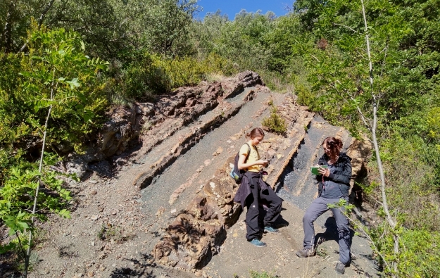 Einmessen der Schichten der Malpas Formation (ein heller fossilienreicher Sandstein mit eingeschalteten Kohleflözen). Einmessen der Schichten der Malpas Formation (ein heller fossilienreicher Sandstein mit eingeschalteten Kohleflözen).