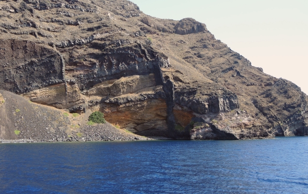 Querschnitt durch ein älteres Vulkangebäude mit spektakulären magmatischen Gängen Querschnitt durch ein älteres Vulkangebäude mit spektakulären magmatischen Gängen