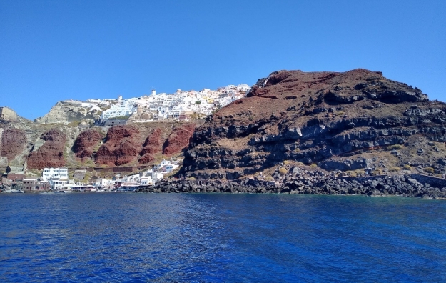Die Stadt Oia auf Laven und pyroklastischen Ablagerungen - Blick vom Boot Die Stadt Oia auf Laven und pyroklastischen Ablagerungen - Blick vom Boot