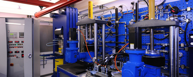 Hochdrucklabor: mit bis zu 600 Tonnen Presskraft können die oberen 100km in der Erde simuliert werden