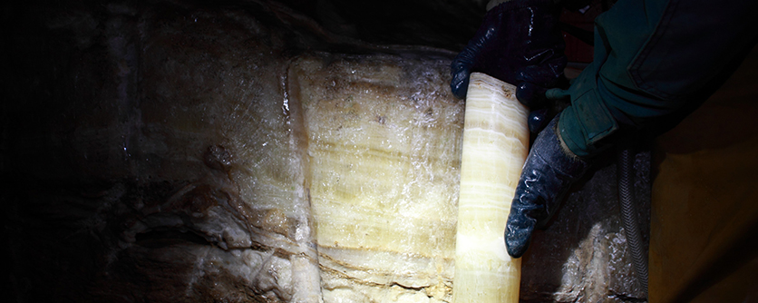 Bohrkern eines Sinterwalls (Speläothem) zur Klimarekonstruktion, AG Speläothemforschung